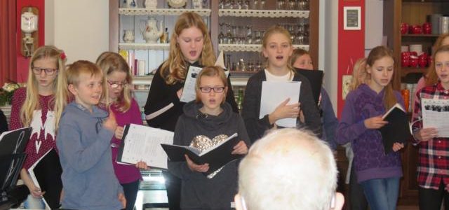 Gymnasiasten singen in den Seniorenheimen Gymnasiasten singen in den Seniorenheimen