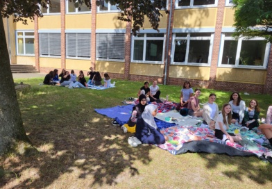 Fair und lecker: Jahrgang 7 organisiert ein nachhaltiges Frühstück im Freien