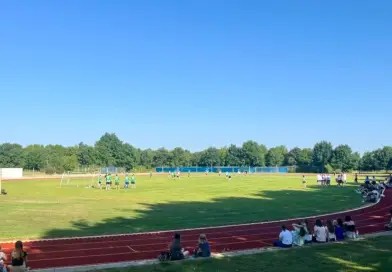 Traditionsduell: Schüler dominieren Lehrerteam beim Fußballspiel