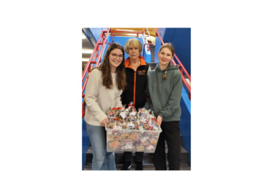 Übergabe der Tütchen an die Uetzer Tafel