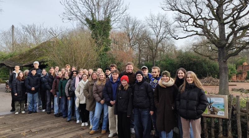 Biologiekurse auf Exkursion im Zoo Hannover