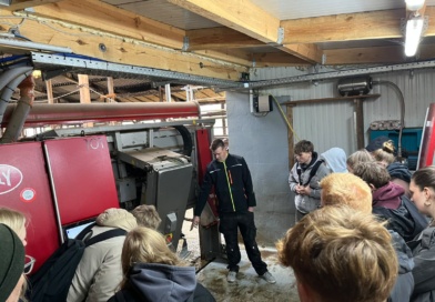 Die Erdkunde-Leistungskurse zu Besuch auf dem Milchviehbetrieb Schumann