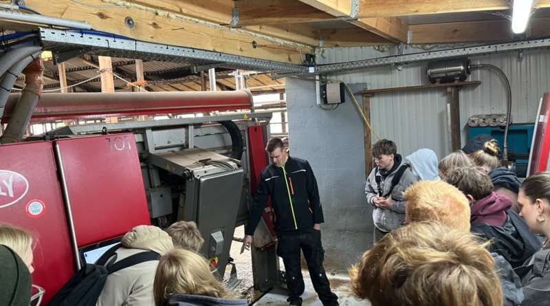Die Erdkunde-Leistungskurse zu Besuch auf dem Milchviehbetrieb Schumann